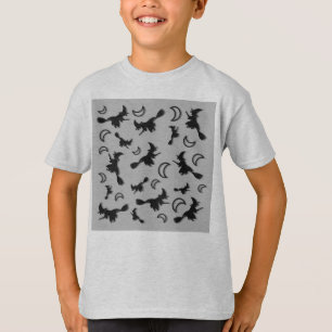 Flying witter zwischen Halbmond zu Halloween-Nacht T-Shirt