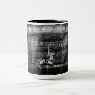 Focalisez la tasse de café un carrousel et le