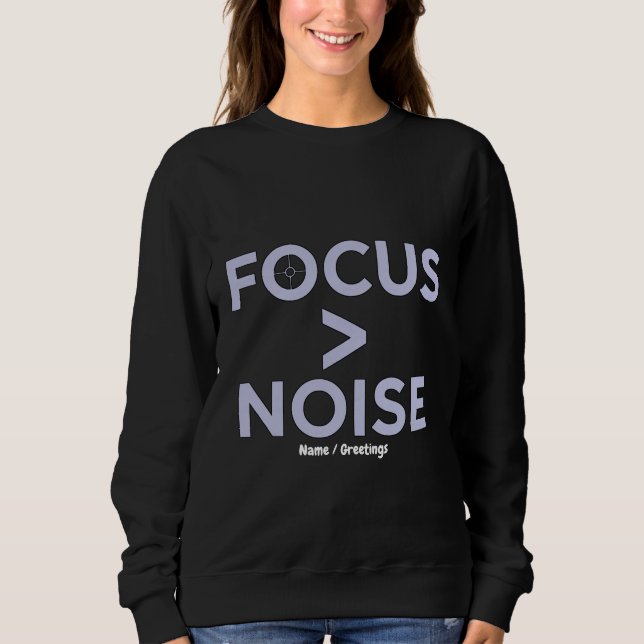 FOCUS > NOISE Motivational Modern Typography  Sweatshirt (Vorderseite)