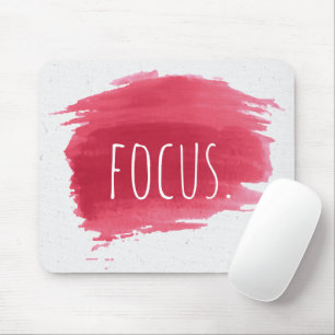 FOCUS-Text auf der roten, farbigen Maus Mousepad