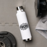FOCUS – Word Cloud Motivational Design Trinkflasche<br><div class="desc">Locked in. No distractions. This bold "FOCUS" word cloud design is made for those who grind with intention. Packed with powerful words like commitment,  drive,  and discipline—this tee keeps your mindset sharp wherever you go. Ideal for gym sessions,  hustle days,  or daily motivation.</div>