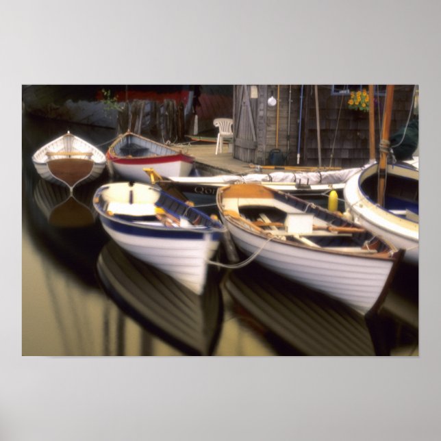 Fog surrounds four boats docked. poster (Vorne)