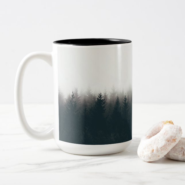Foggy Forest Pine Mountain Ästhetische Kunst Zweifarbige Tasse (Mit Donut)