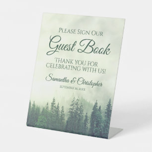 Foggy Green Pine Trees Bitte unterschreiben Sie un Sockelschild