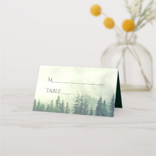 Foggy Green Pine Trees Rustikales Hochzeitstil Platzkarte