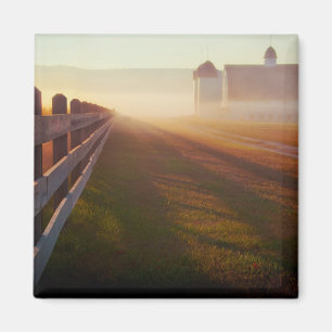 Foggy Morning Farm Zaun bei Sonnenaufgang Magnet