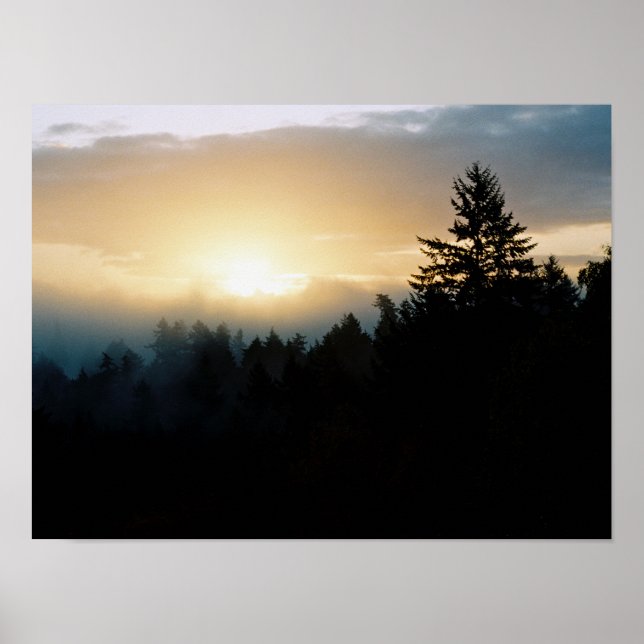 Foggy Northwest Sonnenaufgang Poster (Vorne)