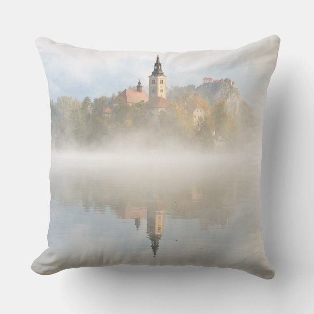 Foggy Sonnenaufgang am Bled-See Kissen (Vorderseite)