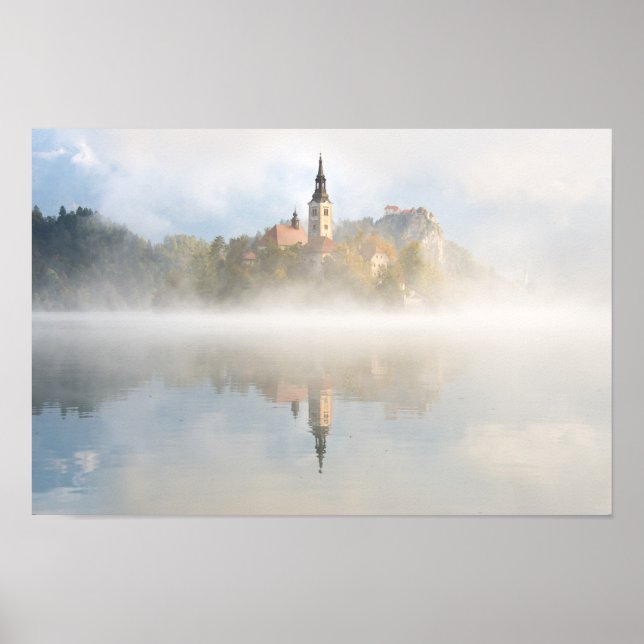 Foggy Sonnenaufgang am Bled-See Poster (Vorne)