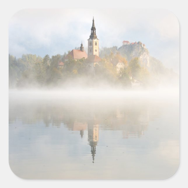 Foggy Sonnenaufgang am Bled-See Quadratischer Aufkleber (Vorderseite)