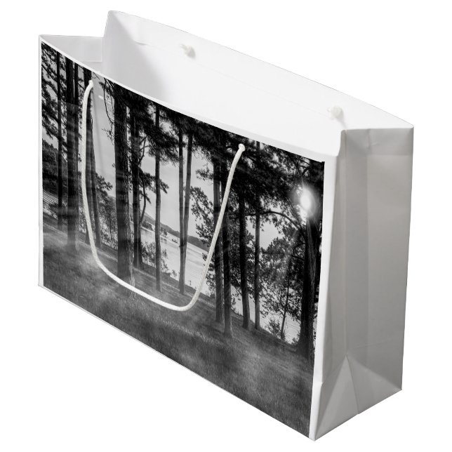 Foggy Trees an Table Rock Graustufen Große Geschenktüte (Vorderseite Schrägansicht)