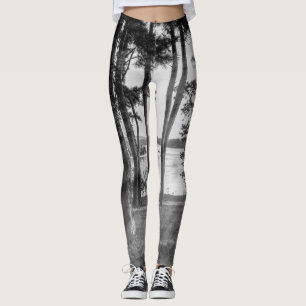Foggy Trees an Table Rock Graustufen Leggings