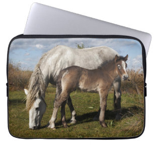 Fohlen des Camargue-Pferdes mit Mutter Laptopschutzhülle