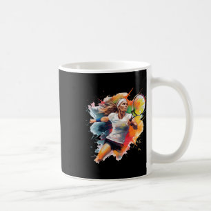 Fokus des Champions – Weibliche Tennisspielerin in Kaffeetasse