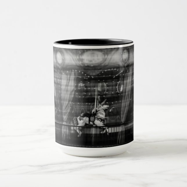 Fokussieren Sie Kaffee-Tasse ein Karussell und Tasse (Zentrum)