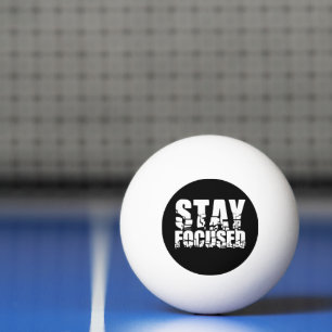 Fokussiert bleibe   Motivierend Satz mit weißem Te Tischtennisball