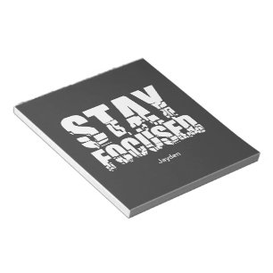Fokussierte Motivierend Phrase mit Typografie blei Notizblock