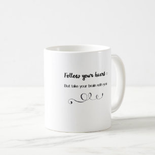Folge deinem Herzen, aber nimm dein Gehirn mit Kaffeetasse