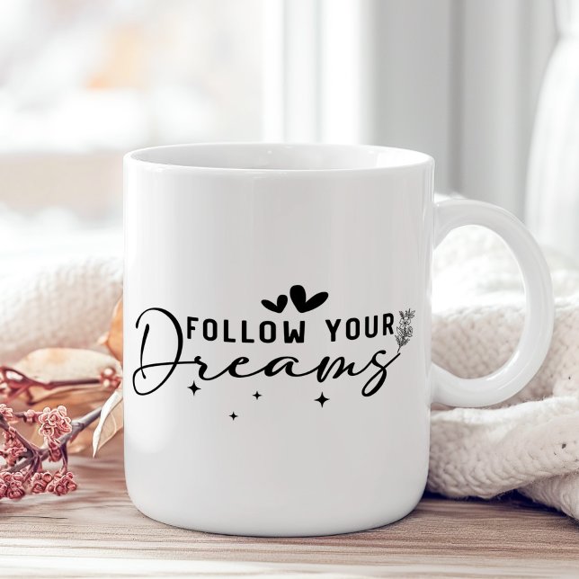 "Folge deinen Träumen" florale Inspiration Kaffeetasse ("Follow Your Dreams" Floral Inspirational Coffee Mug on a boho wooden table with pink flower.)