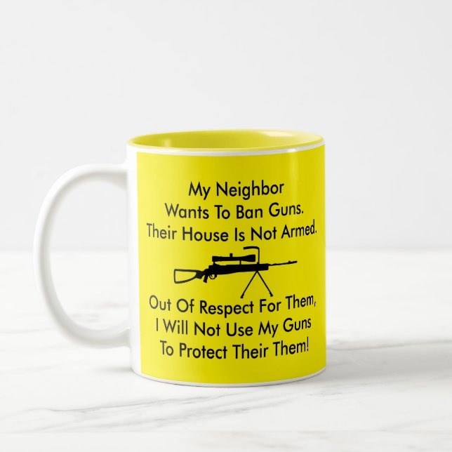 FOLGE MIR! Mein Nachbar will zu BAN GUNS! GESCHENK Zweifarbige Tasse (Links)