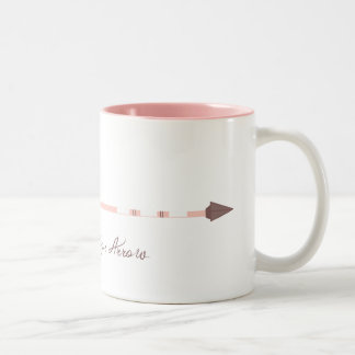 Folgen Sie Ihrem Pfeil, gleichgültig wo, das er Zweifarbige Tasse