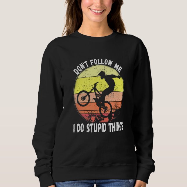 Folgen Sie mir nicht, ich tue dumme Dinge Mountain Sweatshirt (Vorderseite)