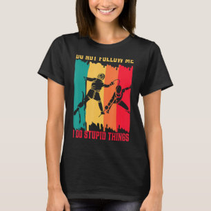 Folgen Sie mir, um Fencer Schwertbeauftragter für T-Shirt