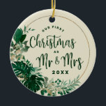 Foliage Erste Weihnachten als Mr. & Mrs. Newlywed  Keramik Ornament<br><div class="desc">Tropische Foliage Trendy Greenery und Gold Blätter Circle Frame Custom Wedding Foto Unser erstes Weihnachtsfest als Mr. and Mrs Holiday Ornament - mit tropischen Blätter Rand, Brushed Marker Typografie und Ihren Custom Text. In einer farbenfrohen Farbpalette mit reichen Grüntönen, Smaragdgrün und goldfarbenem Foto können Sie Ihre Hochzeitsfeier genießen. Dieses Design...</div>