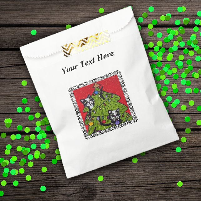 Folk Art Cats Weihnachtsbaum Geschenktütchen (Naughty cats climbing in Christmas tree on red with black border on white favor or treat bags.)