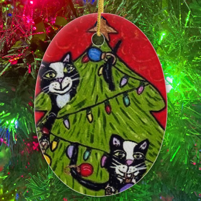 Folk Art Cats Weihnachtsbaum Keramikornament (Naughty cats climbing in Christmas tree with gold star and lights on oval Christmas ornament.)