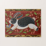 Folk Rabbit<br><div class="desc">Holen Sie sich dieses moderne Kunstwerk heute mit einem braunen und roten Hintergrund. Dieses Kunstwerk enthält ein schwarz-weißes Kaninchen, das zu laufen scheint. Die Details in diesem Bild sind sehr scharf und lebendig. Es ist ein zeitgenössisches Kunstwerk, das sich perfekt für jede Art von Folk-Thema eignet, für das Sie sich...</div>