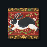 Folk Rabbit Leinwanddruck<br><div class="desc">Holen Sie sich dieses moderne Kunstwerk heute mit einem braunen und roten Hintergrund. Dieses Kunstwerk enthält ein schwarz-weißes Kaninchen, das zu laufen scheint. Die Details in diesem Bild sind sehr scharf und lebendig. Es ist ein zeitgenössisches Kunstwerk, das sich perfekt für jede Art von Folk-Thema eignet, für das Sie sich...</div>