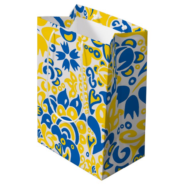 Folklore-Muster mit ukrainischen Flaggenfarben Mittlere Geschenktüte (Rückseite Schrägansicht)