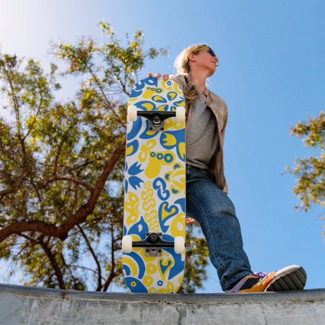 Folklore pattern with Ukrainian flag colors   Skateboard (Außenbereich 1)