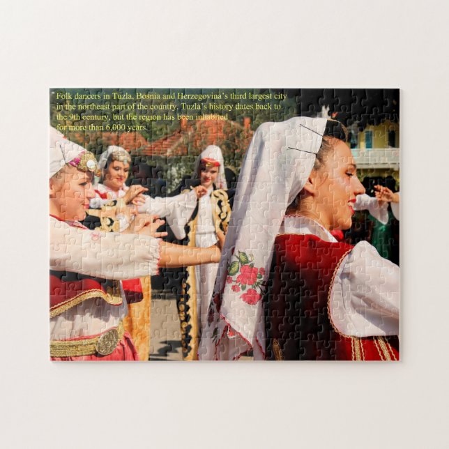 Folktänzer in Tuzla in Bosnien (Horizontal)