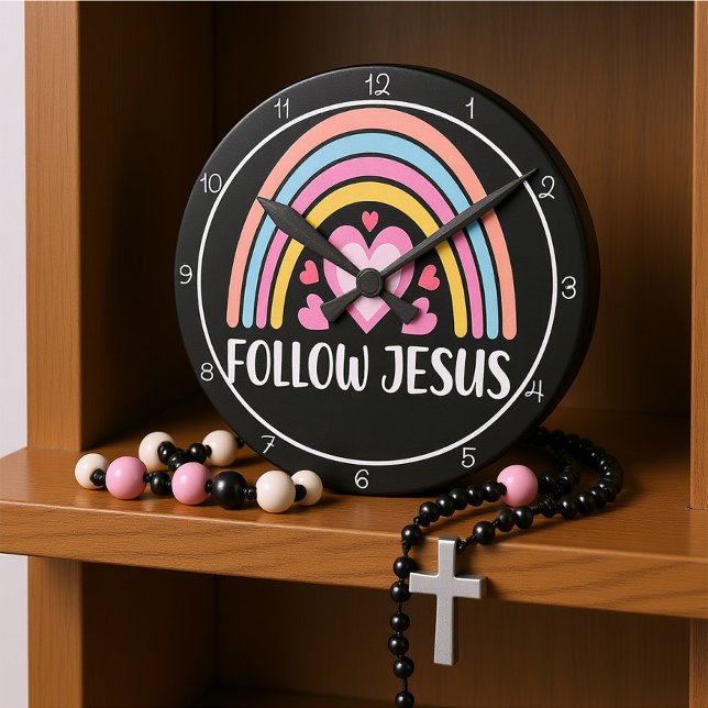 Follow Jesus Rainbow With Hearts Graphic Runde Wanduhr (Von Creator hochgeladen)