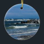 Folly Beach Atlantic Keramikornament<br><div class="desc">Ein Blick aus Folly Beach, South Carolina, Vereinigte Staaten. Ich nahm das von der Gegend, wo man den Leuchtturm von Morris Island sehen kann. Suchen Sie weitere Drucke oder Produkte? Fühlen Sie sich frei, um meinen Laden zu besuchen: http://www.zazzle.com/timelessmomentsphtgy Dieses Foto wurde von Jennifer White mit Timeless Moments Fotografy aufgenommen....</div>
