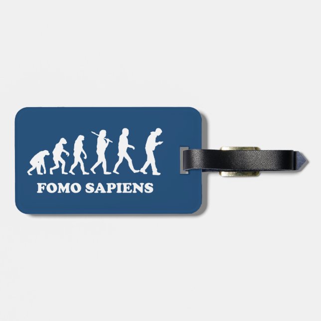 Fomo Sapiens Gepäckanhänger (Rückseite horizontal)