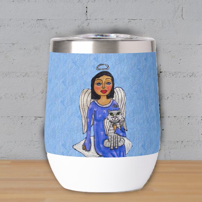 Foncé Haired Angel bleu yeux sur le nuage avec cha (Blue eyed angel holding white angel cat on cloud on sky blue small drink tumbler.)