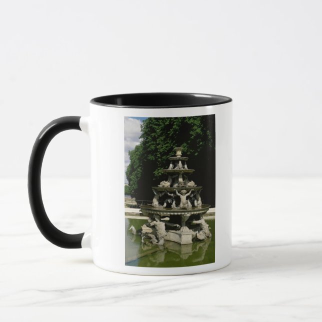 Fontaine de la Pyramide Tasse (Links)