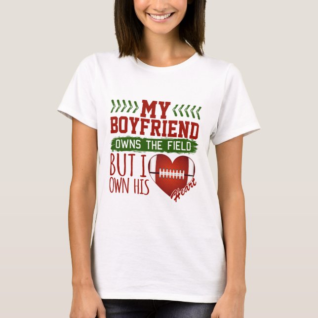 Football-Freundin Mein Freund besitzt das Feld T-Shirt (Vorderseite)