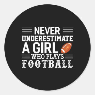 Football Girl unterschätzt nie ein Mädchen, das sp Runder Aufkleber