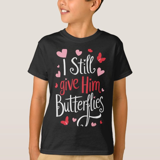 For Couples _ I Still Give Him Butterflies _ Funny T-Shirt (Vorderseite)