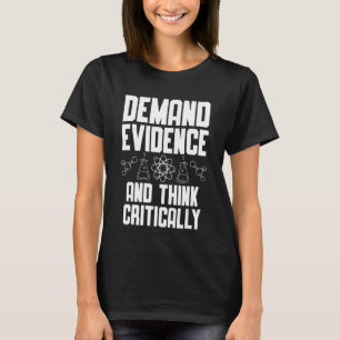 Fordern Sie Beweise an und denken Sie kritisch an T-Shirt