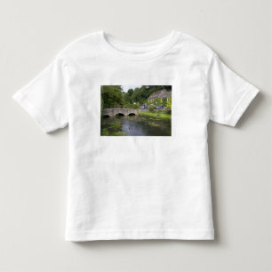 Forellenbach im Dorf Bibury, Kleinkind T-shirt