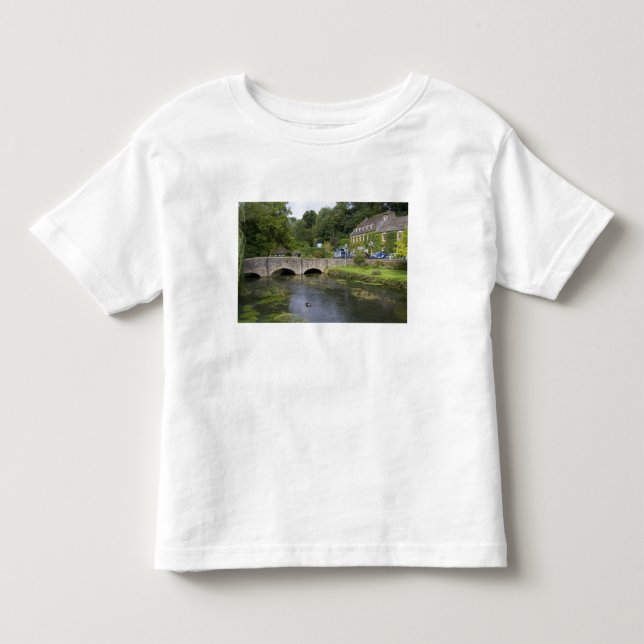 Forellenbach im Dorf Bibury, Kleinkind T-shirt (Vorderseite)