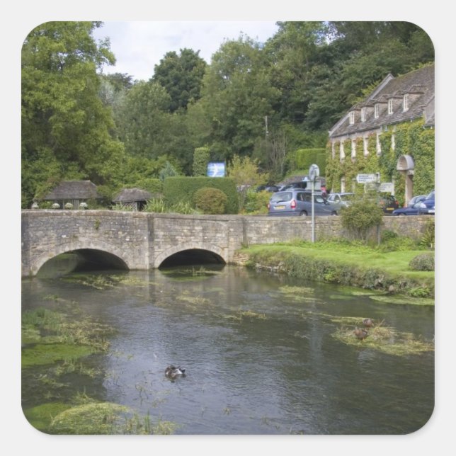 Forellenbach im Dorf Bibury, Quadratischer Aufkleber (Vorderseite)