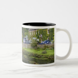 Forellenbach im Dorf Bibury, Zweifarbige Tasse