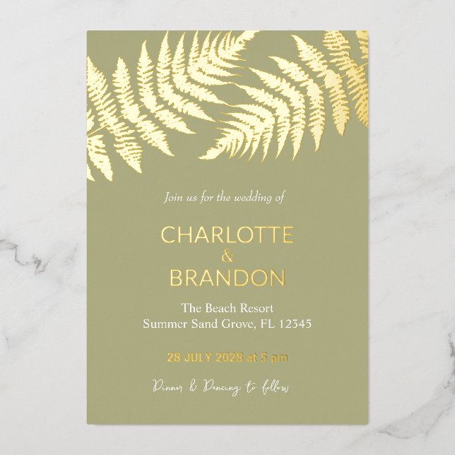 Forest Green Ferns Outdoor Wedding Gold Folieneinladung (Vorderseite)