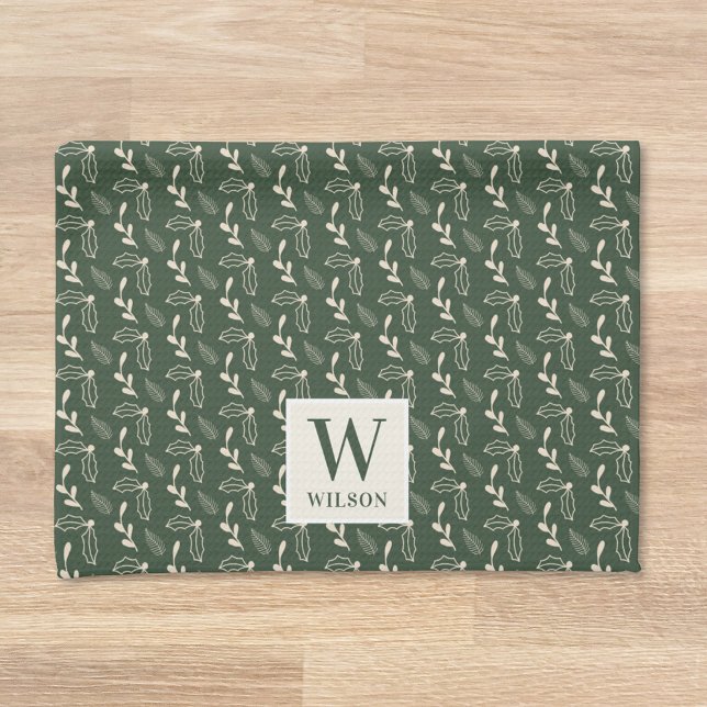 Forest Green und Beige Monogram Name Christmas Geschirrtuch (Von Creator hochgeladen)